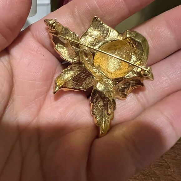 Vintage Avon Rose Passion Clear Rhinestone Gold Tone Flower Pin Brooch - Picture 3 of 3